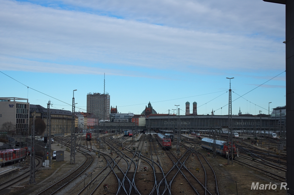 Diesen Wunderschönen Ausblick hat man von der Hackerbrücke über das Gleisvorfeld des Münchner Hauptbahnhofs. Im Hintergrund zu sehen ist die Münchner Frauenkirche.
Aufgenommen bei meinem Ausflug nach München am 14.2.2014