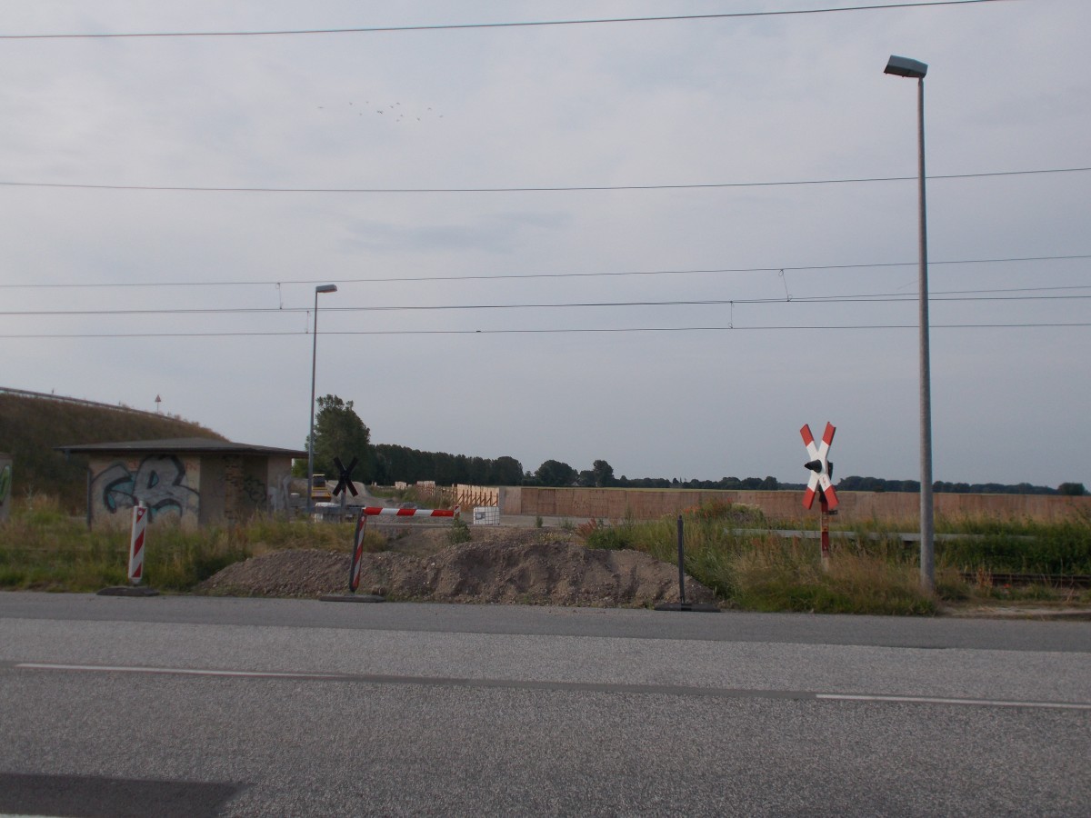 Dieser Bahnübergang bei Rambin hat,nachdem Bau einer Brücke,seine Funktion beendet.Aufgenommen am 12.Juli 2015.