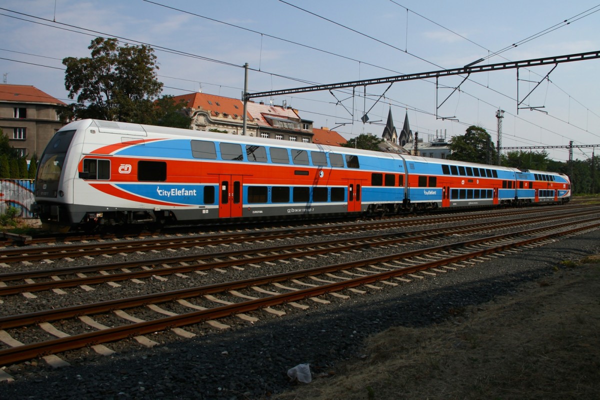 Dieser City Elefant wartet kurz vor dem Prager Hauptbahnhof am 12.08.2105. Das Gespann trägt vorne die Nummer 971 037-7