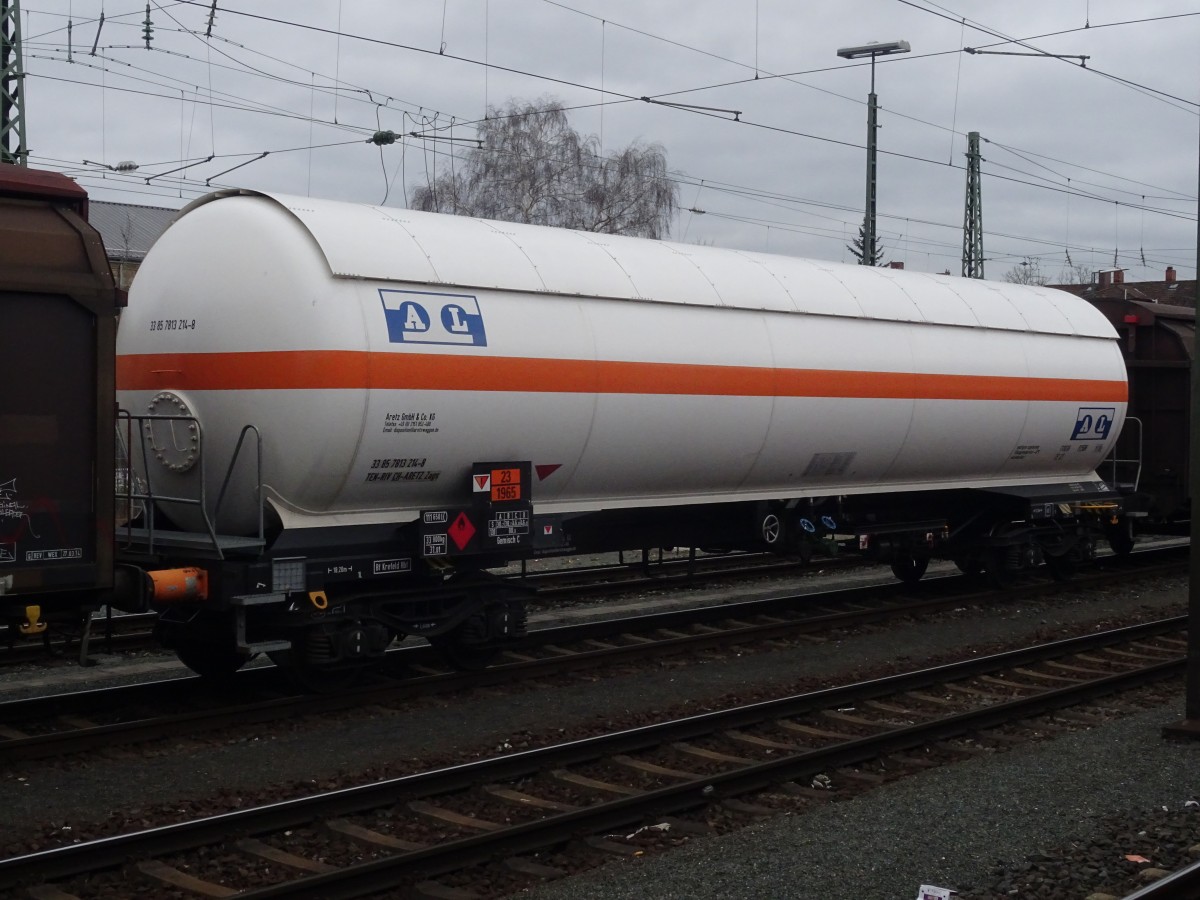 Dieser Gaskesselwagen Zags der Aretz GmbH & Co KG mit der Nummer  33 85 7813 214-8 TEN-RIV CH-Aretz wurde 13.12.2015 in Bamberg Hbf. aufgenommen.