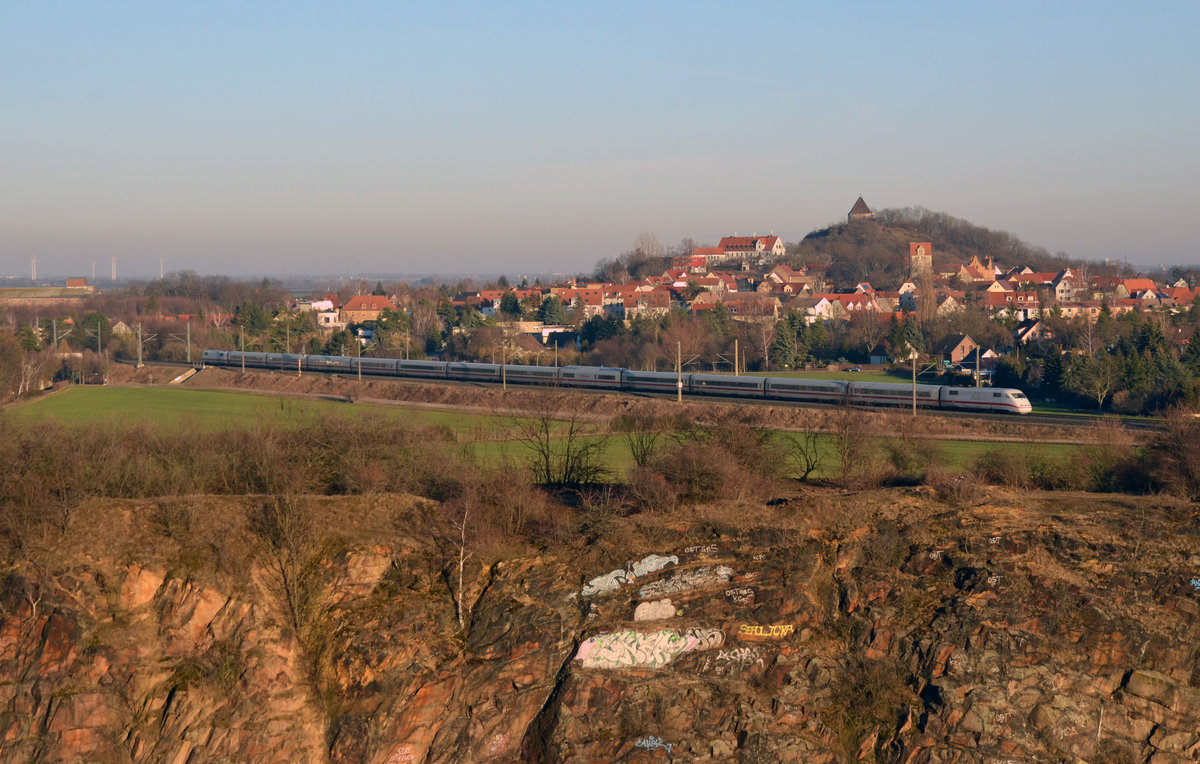 Dieser ICE der Reihe 401 war am 24.02.19 als ICE 709 unterwegs nach München. Hier passiert er auf dem Weg zum Hbf Halle(S) den Landsberger Kapellenberg. Fotografiert vom Landsberger Steinbruch aus.