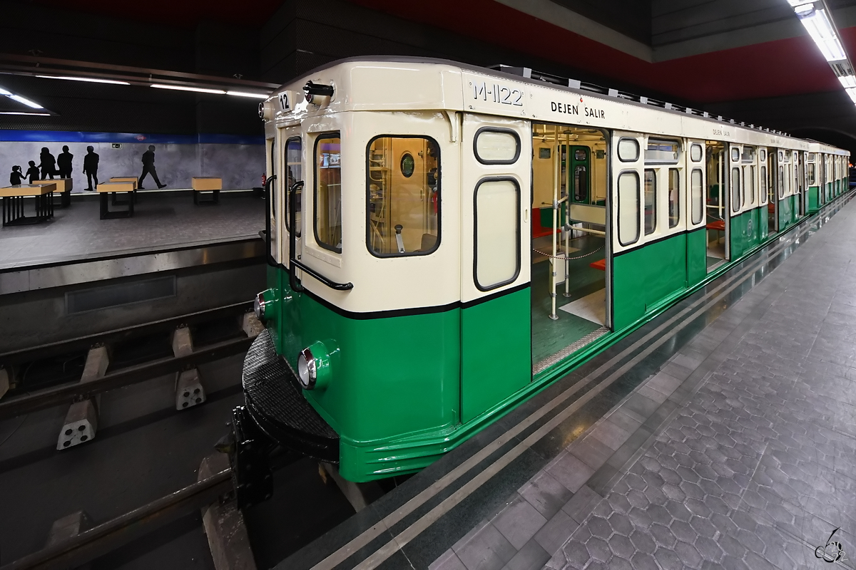 Dieser Metrozug (M-1122) wurde 1965 gebaut. (Madrid-Chamartin, November 2022)