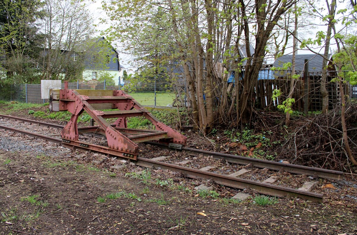 Dieser Prellbock markiert das Streckenende im Bahnhof von Neuhaus am Rennweg, am 04.05.2024.