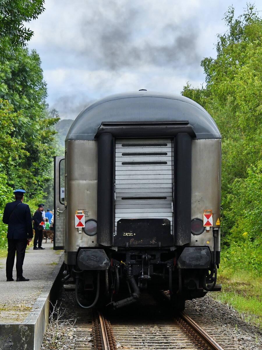 Dieser Silberling war Teil eines Sonderzuges, welcher auf der Ruhrtalstrecke unterwegs war. (Haltepunkt Hattingen-Henrichshütte, Juli 2024)   