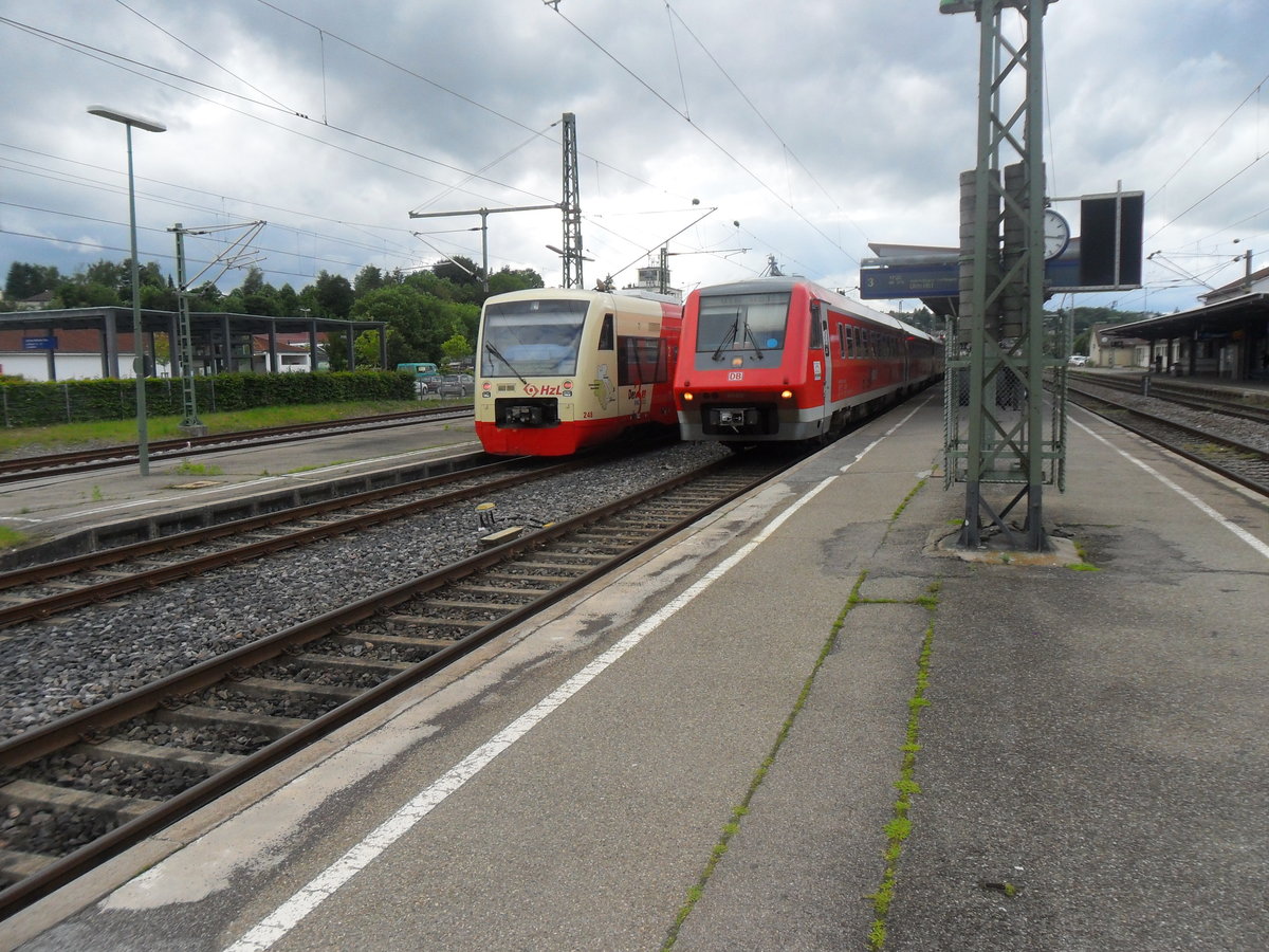 Donaueschingen am 19.06.2016:

611 006 + 039 abfahrbereit als Ire 3215 (Neustadt (Schwarz) - Ulm hbf) auf Gleis 3.

Auf Gleis 4 fährt gerade ein Regioshuttle der HZL mit der Zugnummer 88119 (Bräunlingen - Geisingen Leipferdingen) ein.