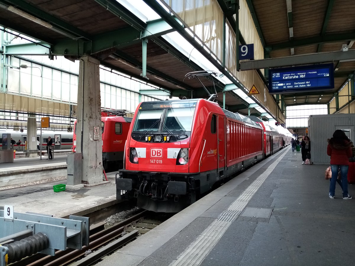 Doppelstock als IRE nach Karlsruhe im Stuttgarter Hbf.
Aufgenommen am 15.05.2019.