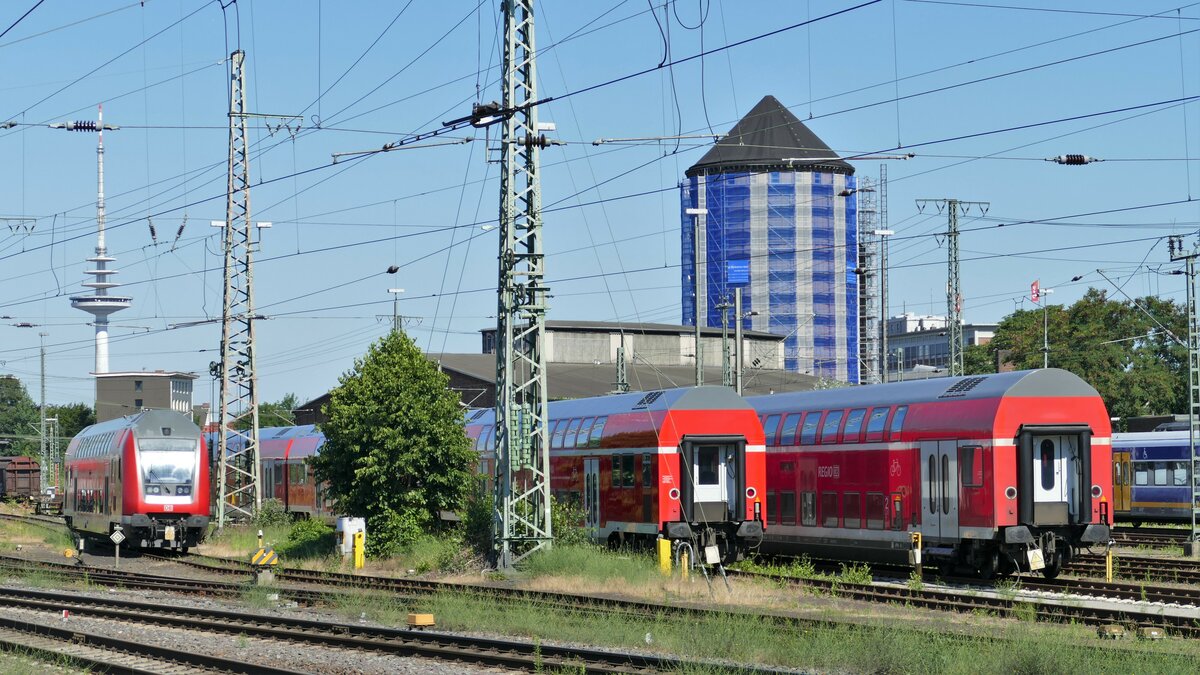 Doppelstockwagen des Expresskreuz Niedersachsen/Bremen abgestellt im Norden des Bw Bremen.
Aufgenommen im Juni 2018.