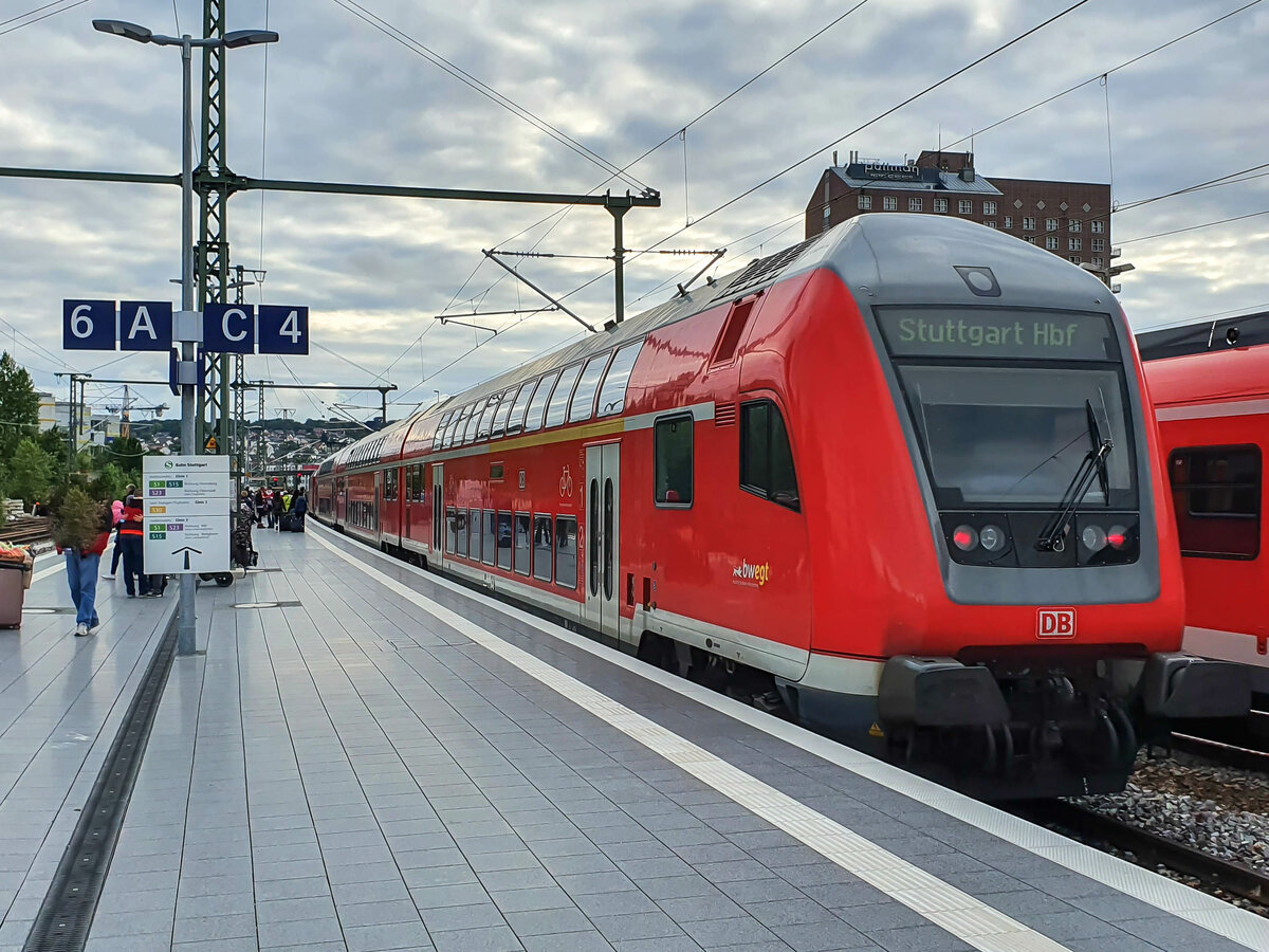 Doppelstockzug gebildet aus drei Wagen und einer Lok der BR 146 als Ersatzzug für die S-Bahn Stuttgart am neuen Bahnsteig in Stuttgart-Vaihingen zur Fahrt nach Stuttgart Hbf über die Panoramastrecke, 28.08.2021.
