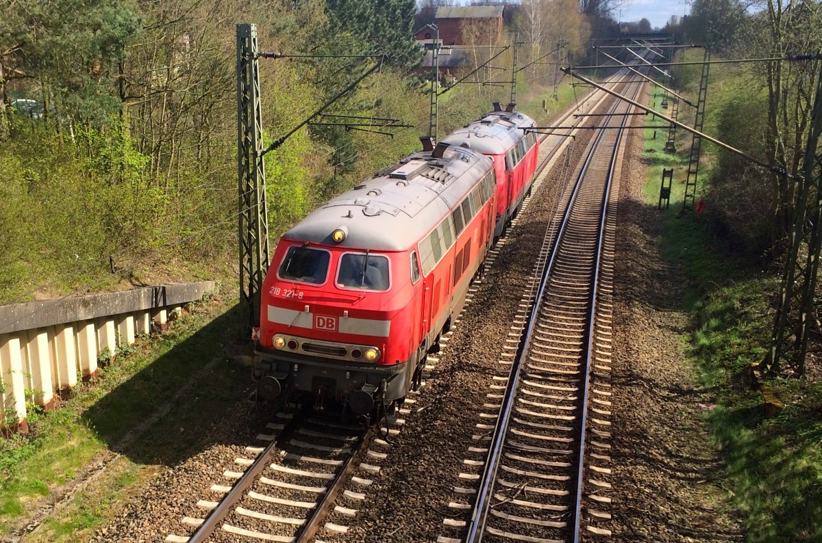 Doppeltraktion mit 218 321 und 218 322 am 17.04.2015 um 15.01 Uhr auf dem Weg in Richtung Elmshorn, aufgenommen kurz hinter dem Bahnhof Pinneberg.