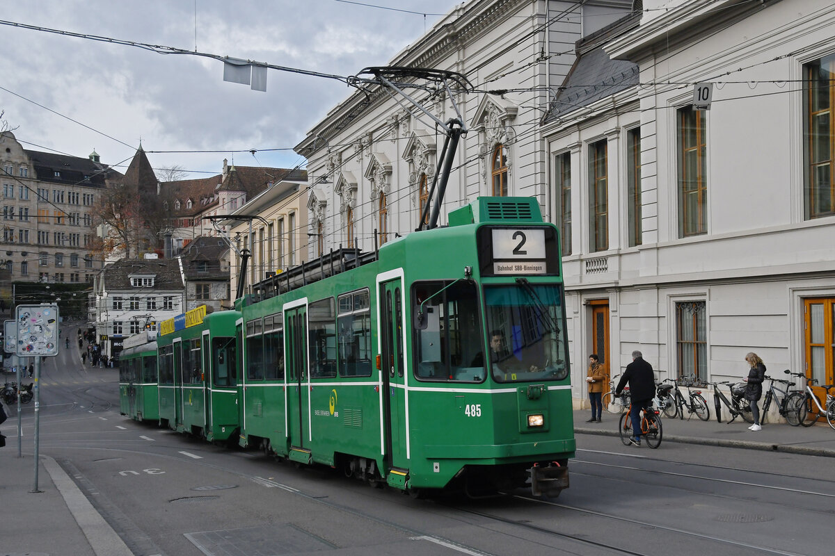 Doppeltraktion, mit den Be 4/4 485 und 486 zusammen mit dem B4S 1501, auf der wegen einer Baustelle umgeleiteten Linie 2 fährt am 18.11.2024 den Steinenberg hoch zur Haltestelle Bankverein. Aufnahme Basel.