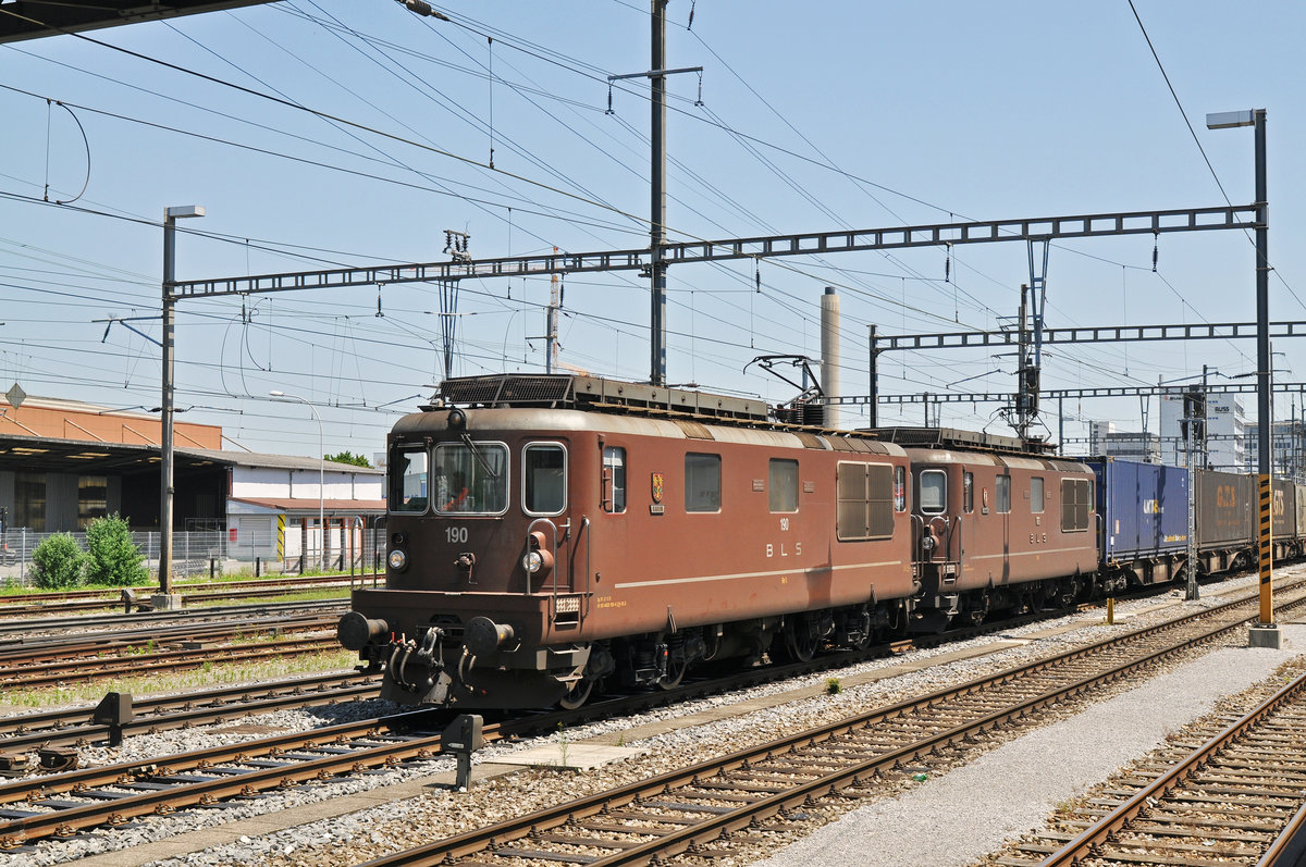 Doppeltraktion, mit den BLS Loks 425 190 und 425 186, durchfahren den Bahnhof Pratteln. Die Aufnahme stammt vom 24.06.2016.