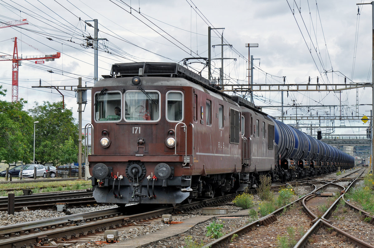 Doppeltraktion, mit den BLS Loks 425 171 und 425 173, durchfahren den Bahnhof Pratteln. Das abzweigende Gleis führt auf eine Strasse und in ein Industriegebiet, von wo aus auch diese Aufnahme am 05.09.2016 entstand.	