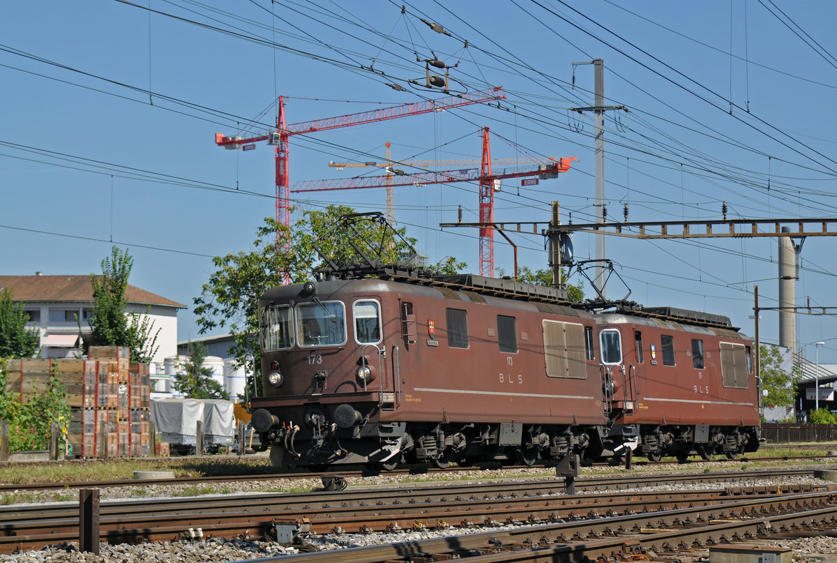 Doppeltraktion, mit den BLS Loks 425 173 und 425 171, durchfahren den Bahnhof Pratteln. Die Aufnahme stammt vom 08.09.2016.