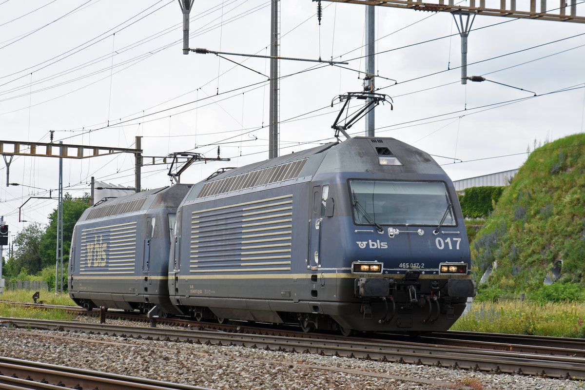 Doppeltraktion, mit den BLS Loks 465 017-2 und 465 013-1 durchfahren den Bahnhof Pratteln. Die Aufnahme stammt vom 06.06.2018.