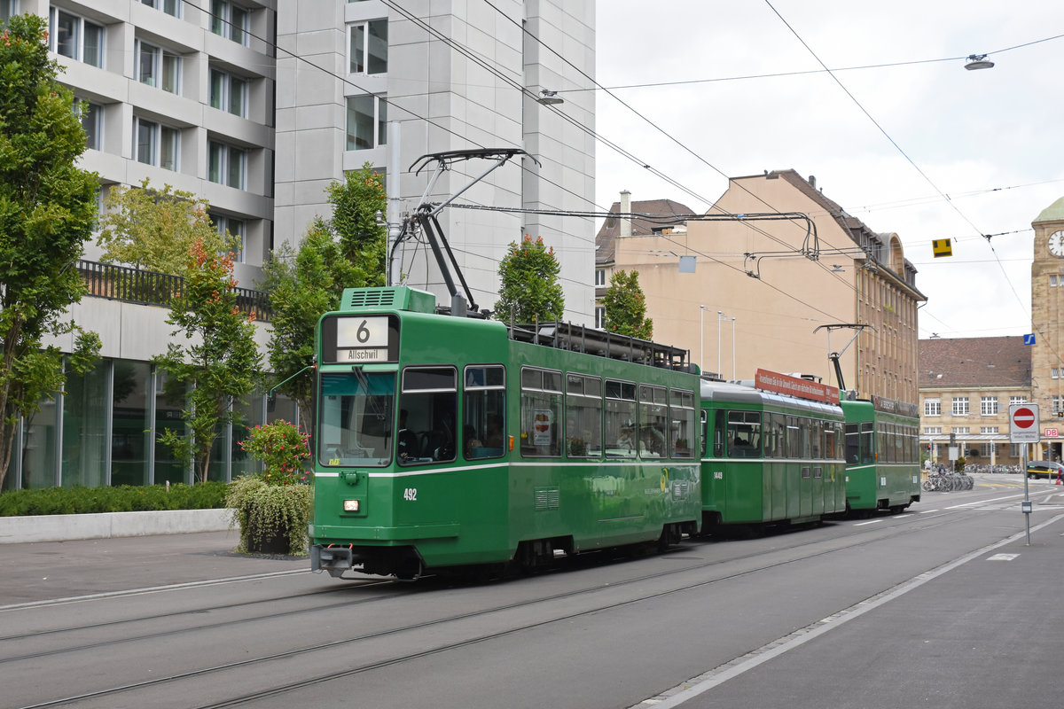 Doppeltraktion, mit dem Be 4/4 492, dem B4S 1449 und dem Be 4/4 481, auf der Linie 6, fährt zur Haltestelle Gewerbeschule. Die Aufnahme stammt vom 30.09.2019.