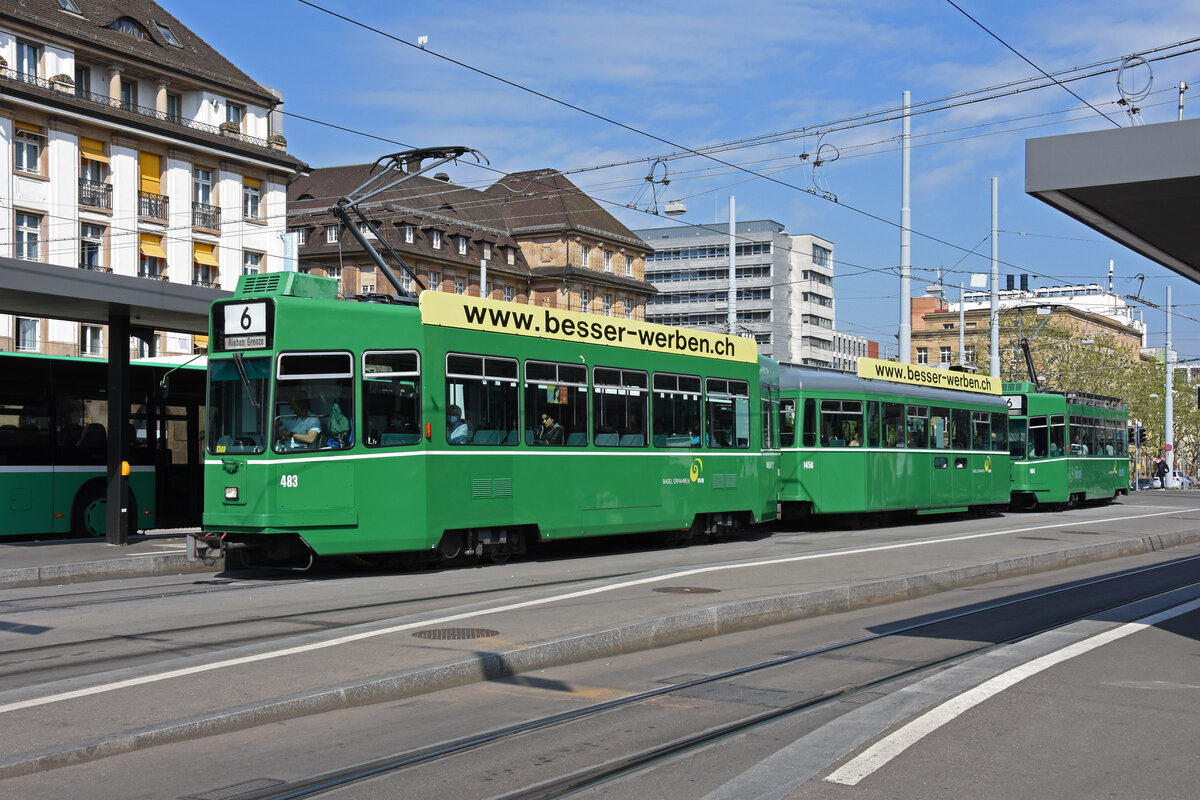 Doppeltraktion, mit dem Be 4/4 483, dem B4S 1456 und dem Be 45/4 484, auf der Linie 6, bedient die Haltestelle am badischen Bahnhof. Die Aufnahme stammt vom 03.05.2022.