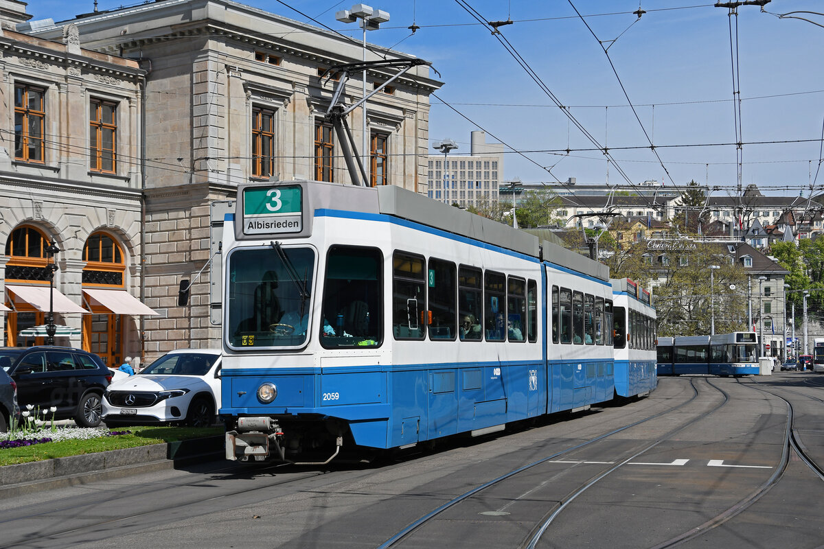 Doppeltraktion, mit dem Be 4/6 2059 und dem Be 2/4 2424, auf der Linie 3, fährt am 12.04.2024 zur Haltestelle beim Bahnhofplatz in Zürich.