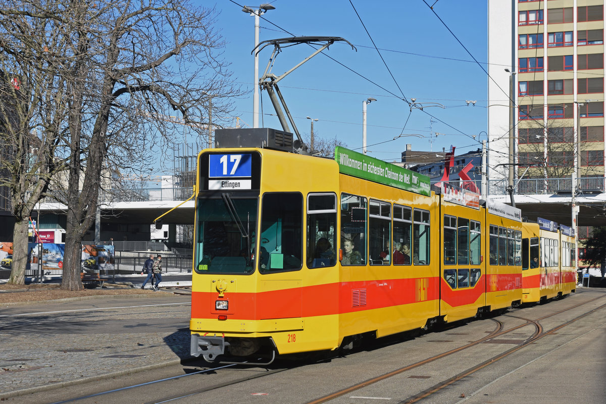 Doppeltraktion, mit dem Be 4/8 218 und dem Be 4/6 228, auf der Linie 17, fährt zur Haltestelle beim ZOO Basel. Die Aufnahme stammt vom 16.02.2019.