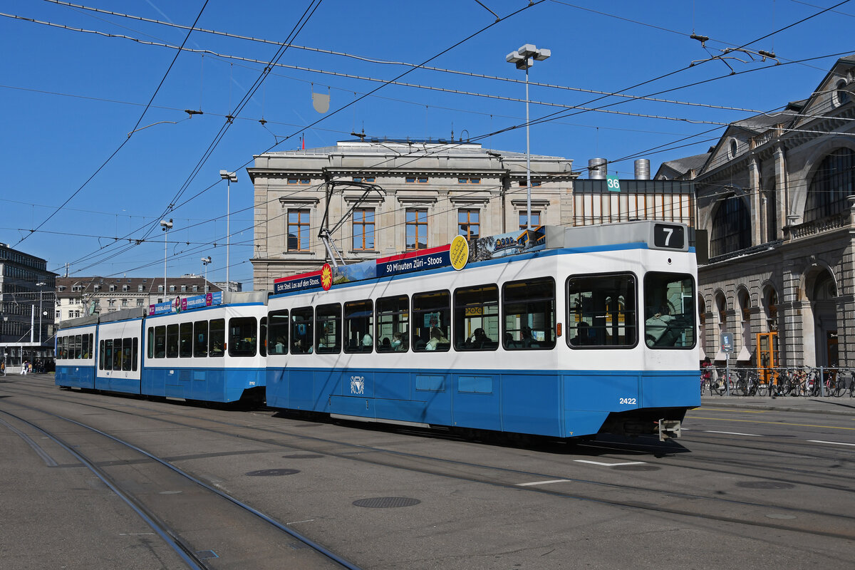 Doppeltraktion, mit dem Be 4/8 2112 und dem Be 2/4 2422, auf der Linie 7, fährt am 12.04.2024 zur Haltestelle beim Bahnhofplatz in Zürich.