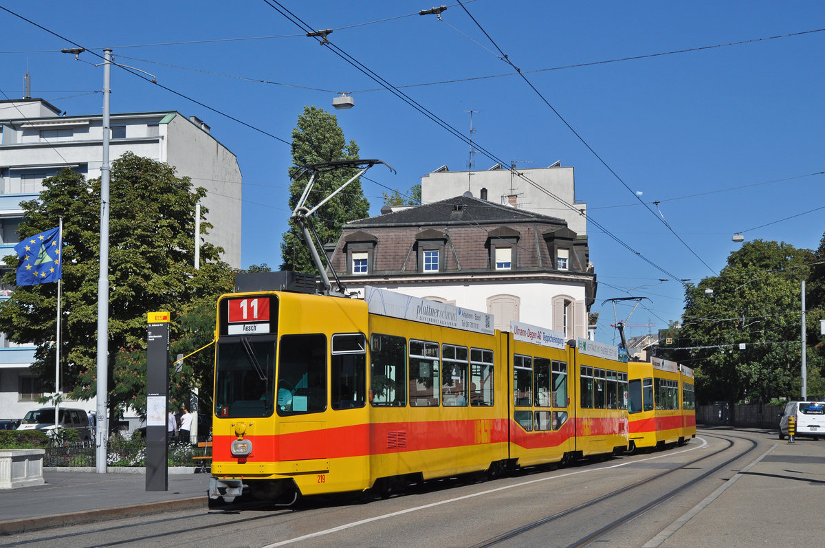 Doppeltraktion, mit dem Be 4/8 219 und dem Be 4/6 213, auf der Linie 11, fahren bei der Haltestelle St. Johanns Tor ein. Die Aufnahme stammt vom 07.09.2016.