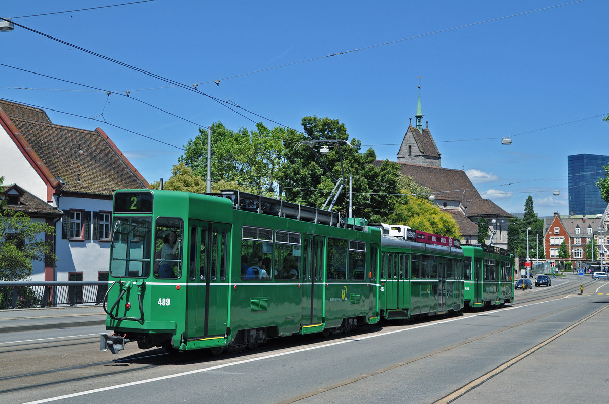 Doppeltraktion, mit dem Be 4/84 498 zusammen mit dem B 1492 S und dem Be 4/4 489, auf der Linie 2 fahren zur Haltestelle Wettsteinplatz. Die Aufnahme stammt vom 09.07.2016.