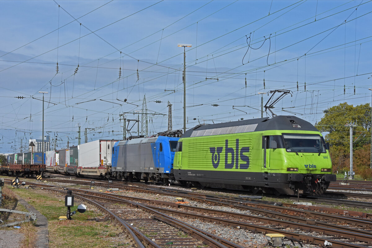 Doppeltraktion, mit den Loks 465 005-7 und 185 525-3 durchfährt am 06.10.2022 den badischen Bahnhof. 