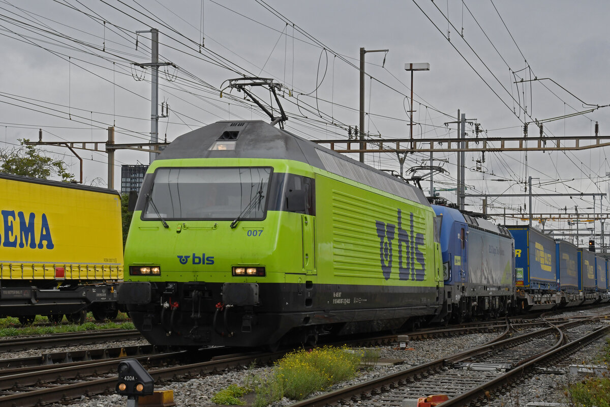 Doppeltraktion, mit den Loks 465 007-3 und 193 496-7, durchfährt am 10.09.2024 den Bahnhof Pratteln.