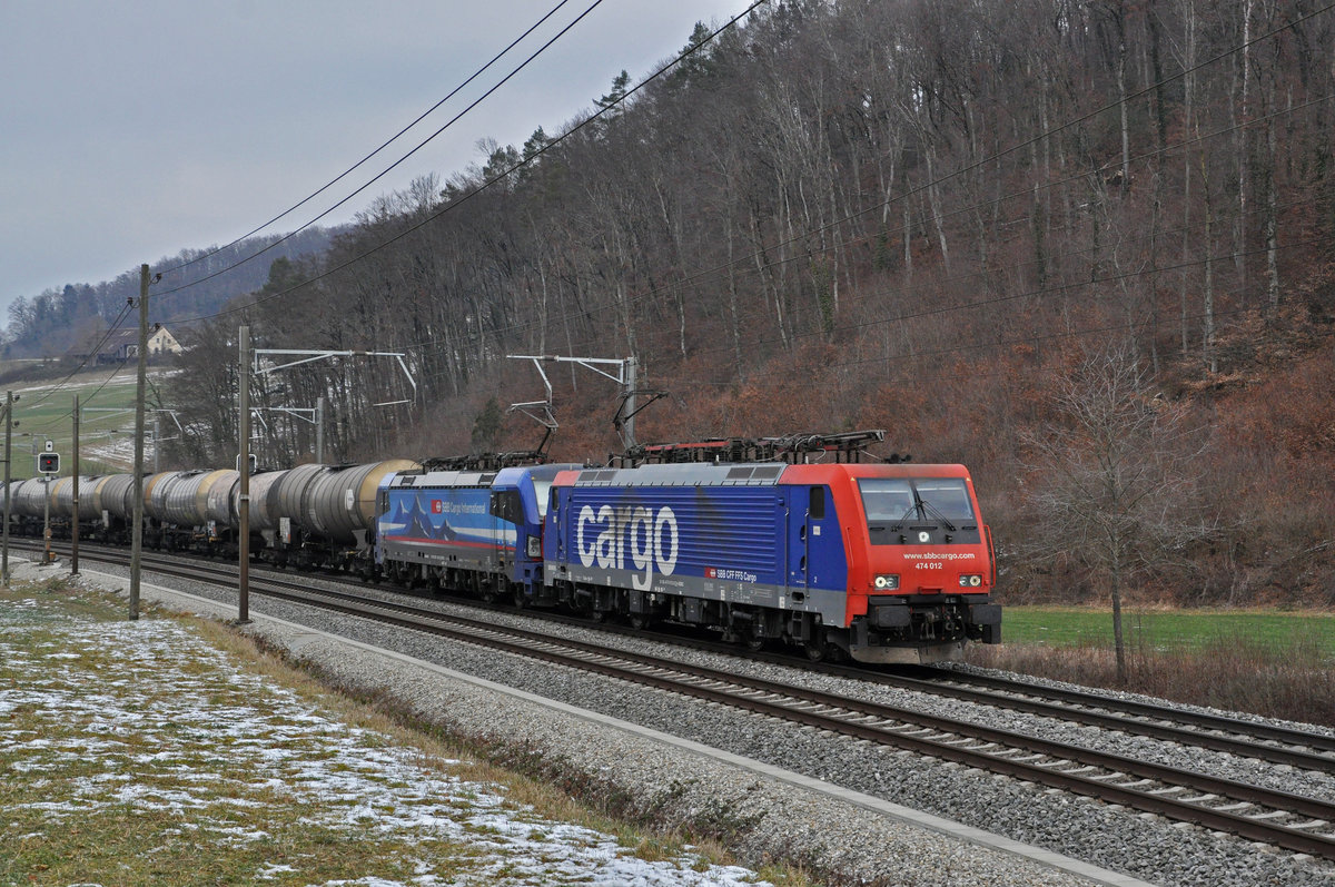 Doppeltraktion, mit den Loks 474 012-2 und 193 519-6, fährt Richtung Bahnhof Tecknau. Die Aufnahme stammt vom 11.01.2021.