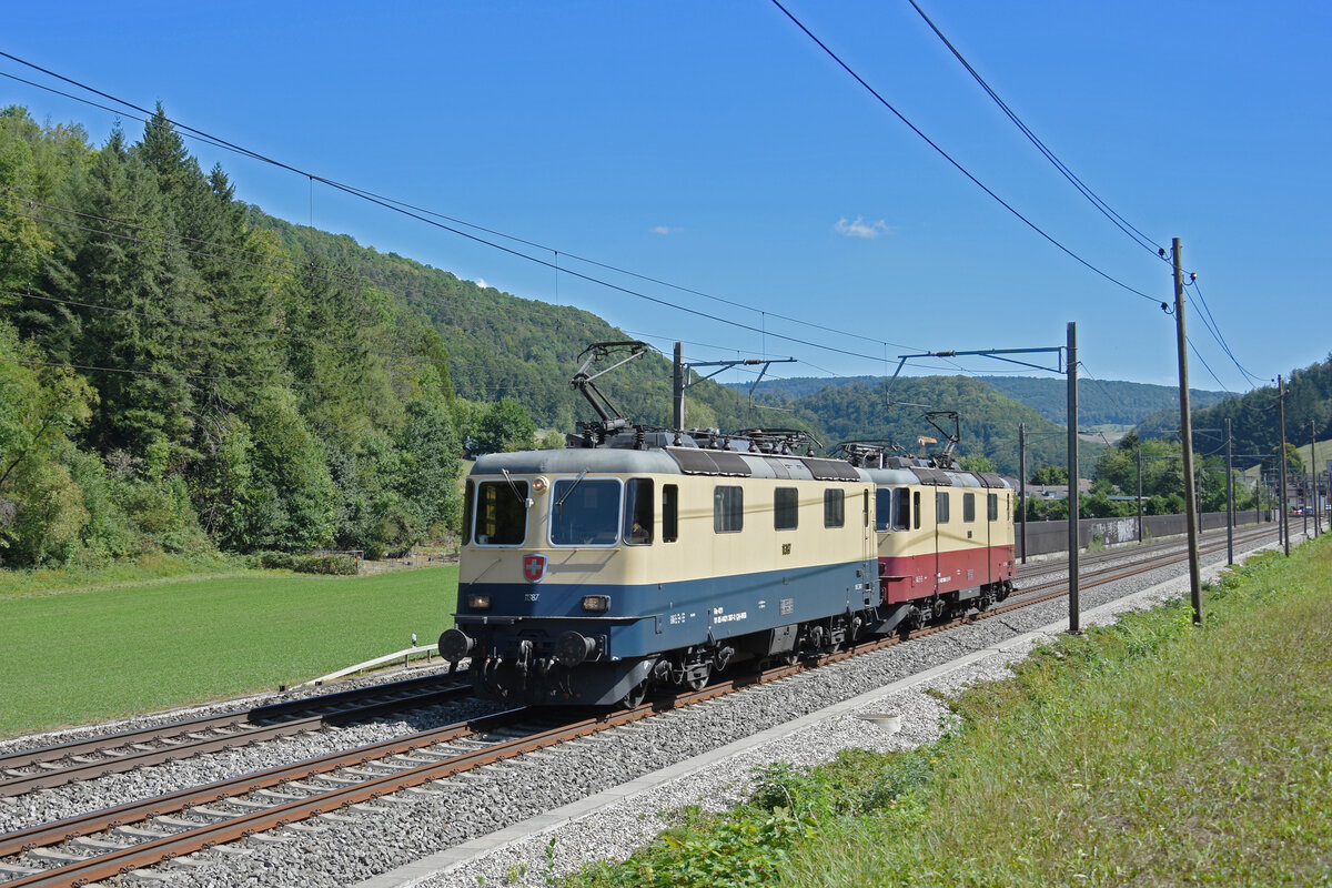 Doppeltraktion, mit der Re 421 387-2 im Rheinglod Look und der Re 421 393-0 im TEE Look fahren Richtung Bahnhof Gelterkinden. Die Aufnahme stammt vom 22.08.2022.