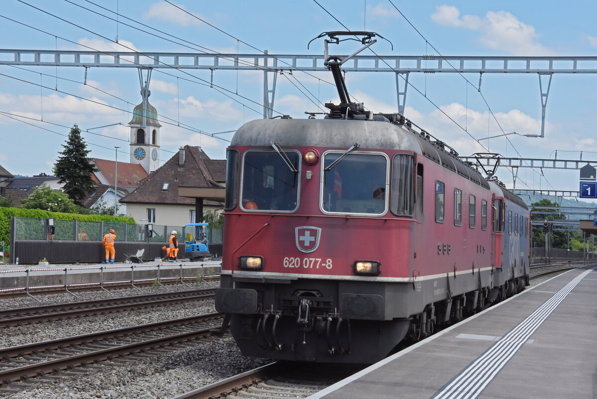 Doppeltraktion, mit der Re 620 070-8 und 620 065-3 durchfährt am 10.06.2024 solo den Bahnhof Rupperswil.