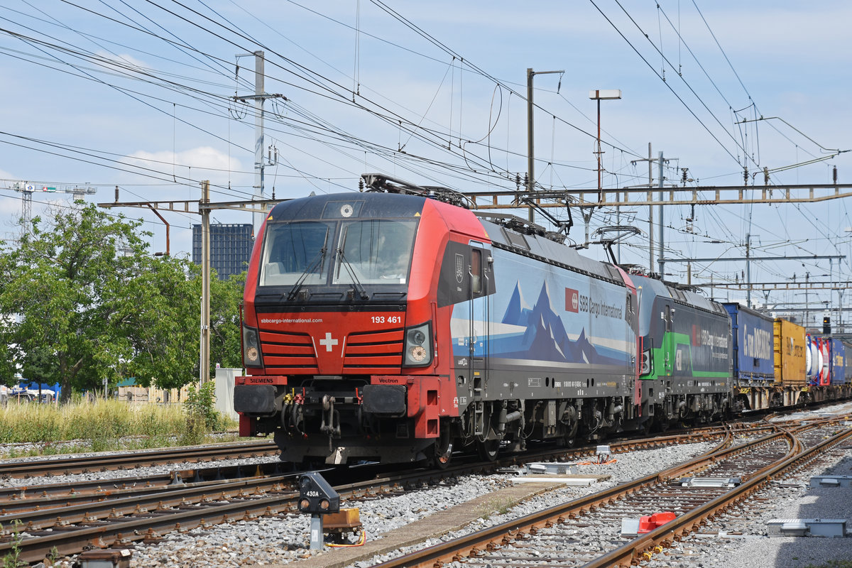 Doppeltraktion, mit den Siemens Vectron 193 461-1 und 193 260-7, durchfährt den Bahnhof Pratteln. Die Aufnahme stammt vom 19.07.2019.