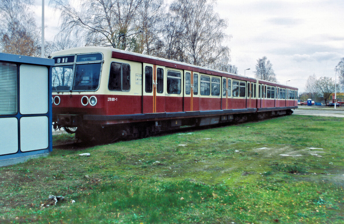 Dort. wo er 1979 von LEW Hennigsdorf gebaut wurde, stand am 05.11.1998 auf dem Werksgelände der Firma Adtranz (Bombardier) der S-Bahn-Baumusterzug der DR 270 001 mit Beiwagen 002 als Ausstellungsobjekt des Vereins Historische S-Bahn Berlin.