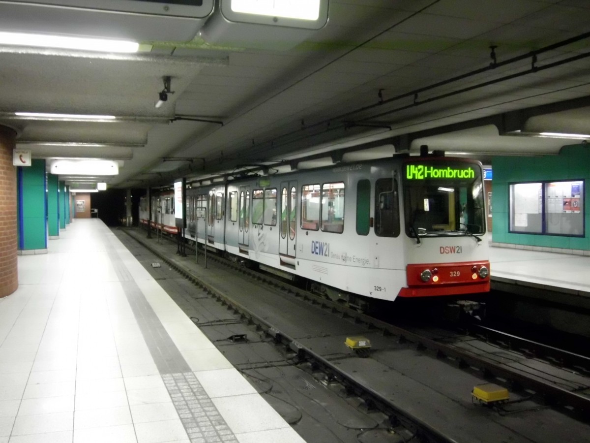  Dortmund: Stadtbahnlinie U42 nach Dortmund-Hombruch Grotenbachstraße an der Haltetstelle Dortmund-Mitte Stadtgarten.(4.1.2014) 