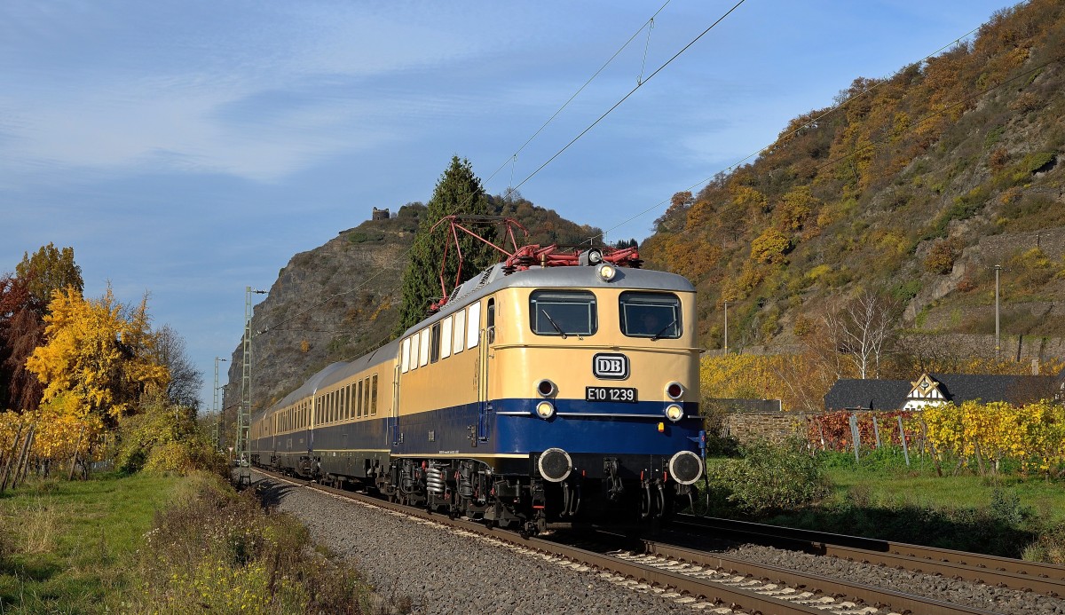  DPF 61712 mit E10 1239 am 08.11.15 hier kurz vor Leutesdorf (Rhein) 