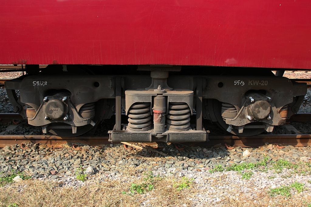 Drehgestell der Bauart KW-20, eingebaut im บชส. 1295 (บชส. =BTC./Bogie Third Class Carriage), am 24.März 2023 in der Nakhon Lampang Station.