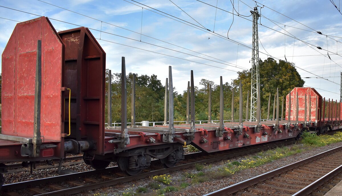 Drehgestell-Flachwagen mit Rungen vom Einsteller On Rail GmbH mit der Nr. 37 RIV 80 D-ORME 3521 100-2 Rnoos 644-1 in einem gemischten Güterzug am 17.10.24 Höhe Bahnhof Magdeburg Neustadt.