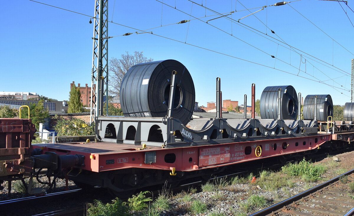 Drehgestell-Flachwagen (Schwerlastwagen für die Stahlindustrie) der DB Cargo mit Aufsätzen beladen mit Coils aus Stahl mit der Nr. 31 TEN 80 D-DGB 4927 040-4 Saghmmns-ty 488 in einem gemischten Güterzug am 15.10.24 Höhe Bahnhof Magdeburg Neustadt.