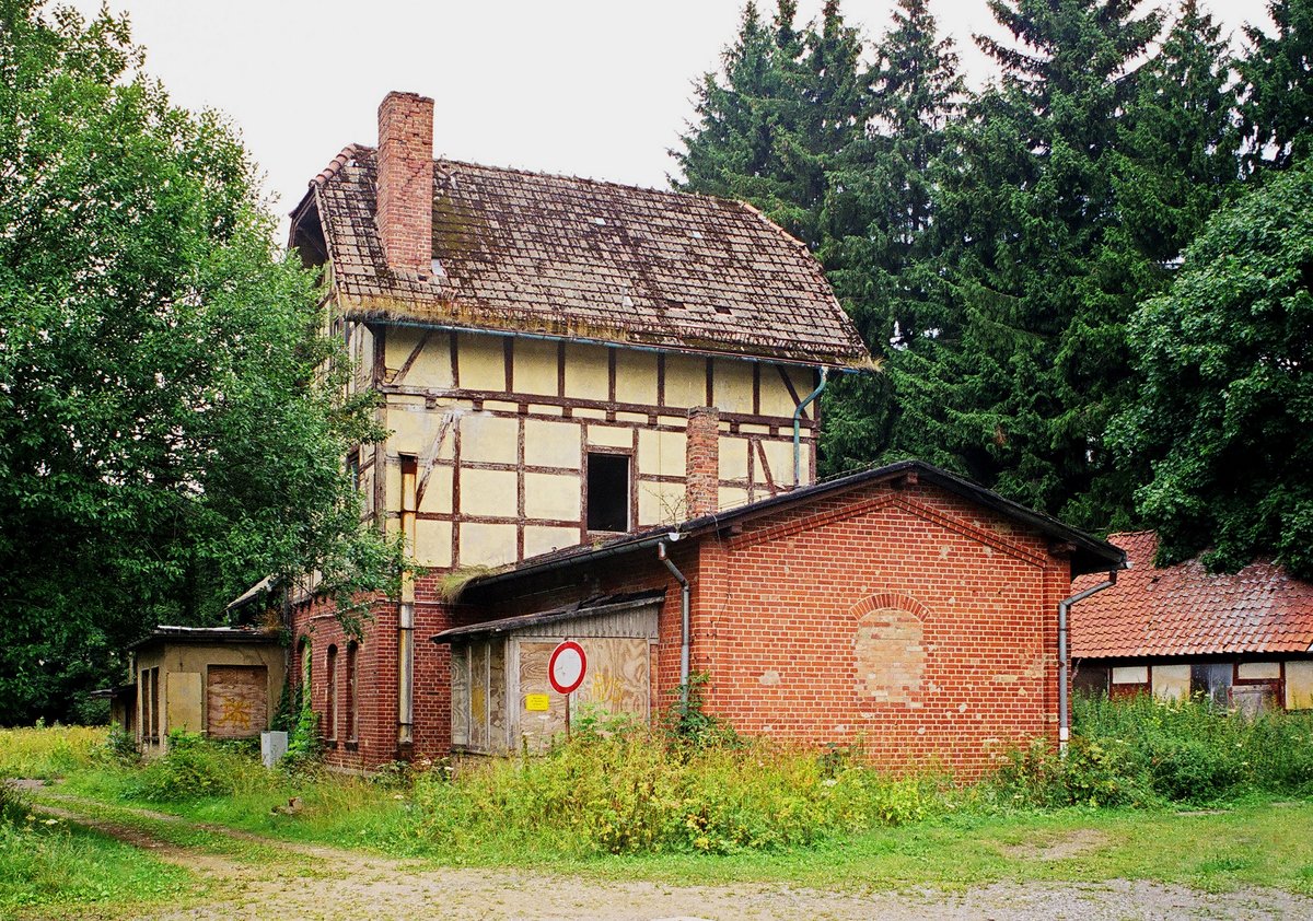 Drei-Annen-Hohne „Unterer Bahnhof“: Ehemals an der Bahnverbindung nach Elbingerode, Regelspur. Gebaut von der Halberstadt-Blankenburger Eisenbahn, 1. Mai 1907. Streckenstilllegung am 1.12.1965. Er verfällt, nachdem er noch einige Zeit als Mitropa-Gaststätte genutzt wurde.