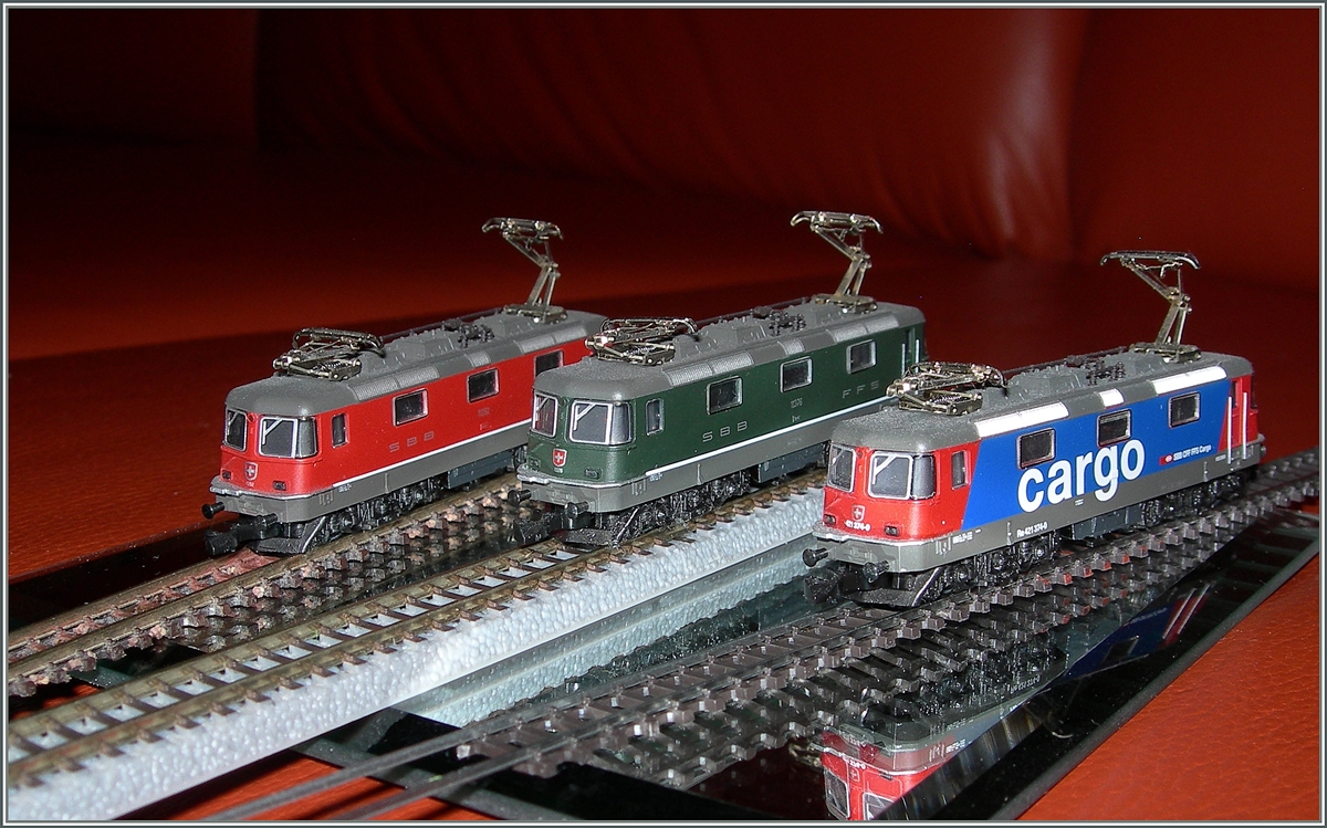 Drei mal SBB Re 4/4 II in Z; doch Grund fürs Bild waren die Gleise: ganz hinten ein (gebrauchtes) märklin mini-club Gleis, in der Mitte ein Rukohan-Schottergleis und im Vordergrund ein  Selbstbaugleis  bestehend aus einem Märklin  Z -Schwellenband und T-Gauge 1 mm hohen Schneidprofilen, leider ist dieses zierliche Gleis nicht befahrbar, öffnet aber neue Perspektiven für den Diorama-Bau.
Dez. 2014