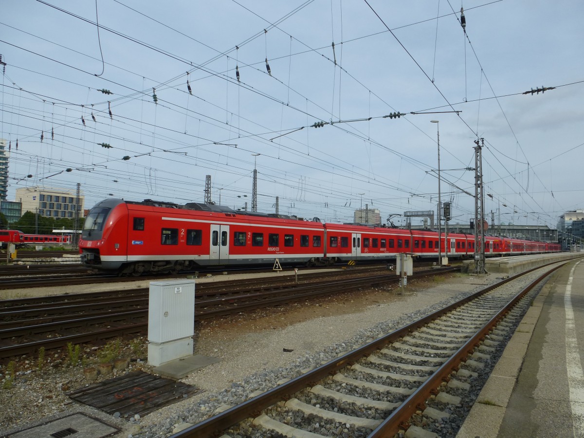 Drei Triebzge der BR 440 haben hier am 22.09.2013 Einfahrt in den Mnchner Hbf.