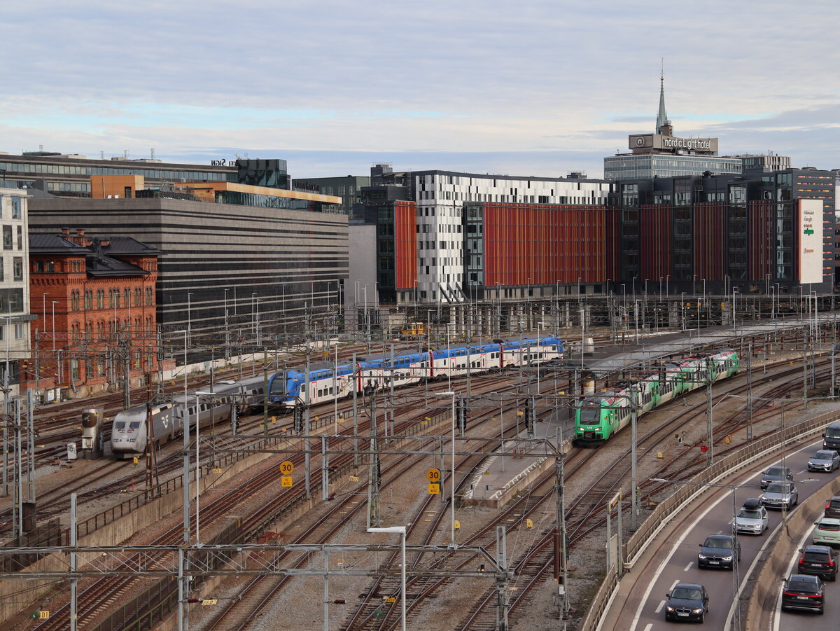 Drei verschiedene Zugarten im Gleisfeld nördlich des Bahnhofs Stockholm C., fotografiert von einer Strassenbrücke. Stockholm, 13.9.2024