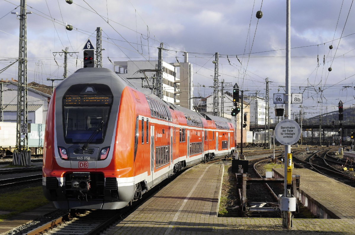 Dreiteilger Twindexx-RE (vorn 445 052, hinten 058) verlässt Würzburg Hbf in Richtung Bamberg, 29.12.17.