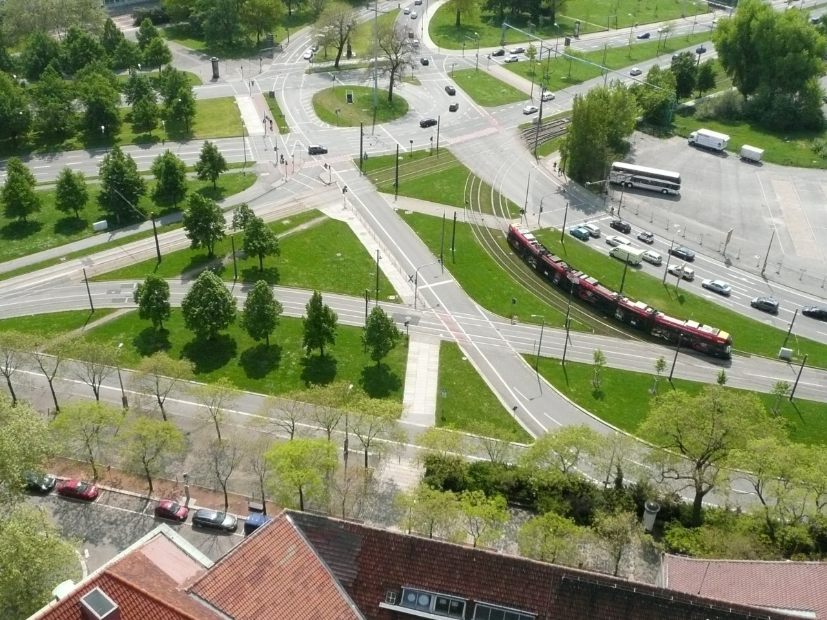 Dresden - Innerstädtische Verkehrskreuzung am Fuße des Rathauses, aufgenommen vom Rathausturm im Juni 2010.