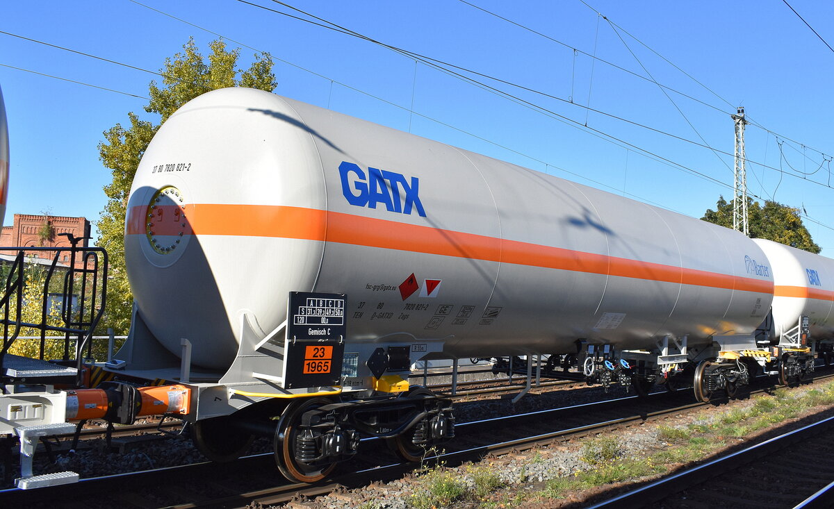 Druckgaskesselwagen vom Einsteller GATX Rail Germany GmbH mit der Nr. 37 TEN 80 D-GATXD 7820 821-2 Zags (GE) lt. UN-Nr. 23/1965 für das Ladegut Kohlenwasserstoffgas Gemisch C,  alle Kesselwagen tragen das Firmenlogo der polnischen Firma Barter S.A (die Mietfirma der Wagen) und Zuglok war eine polnische Lotos 186ér am 15.10.24 Höhe Bahnhof Magdeburg Neustadt. 