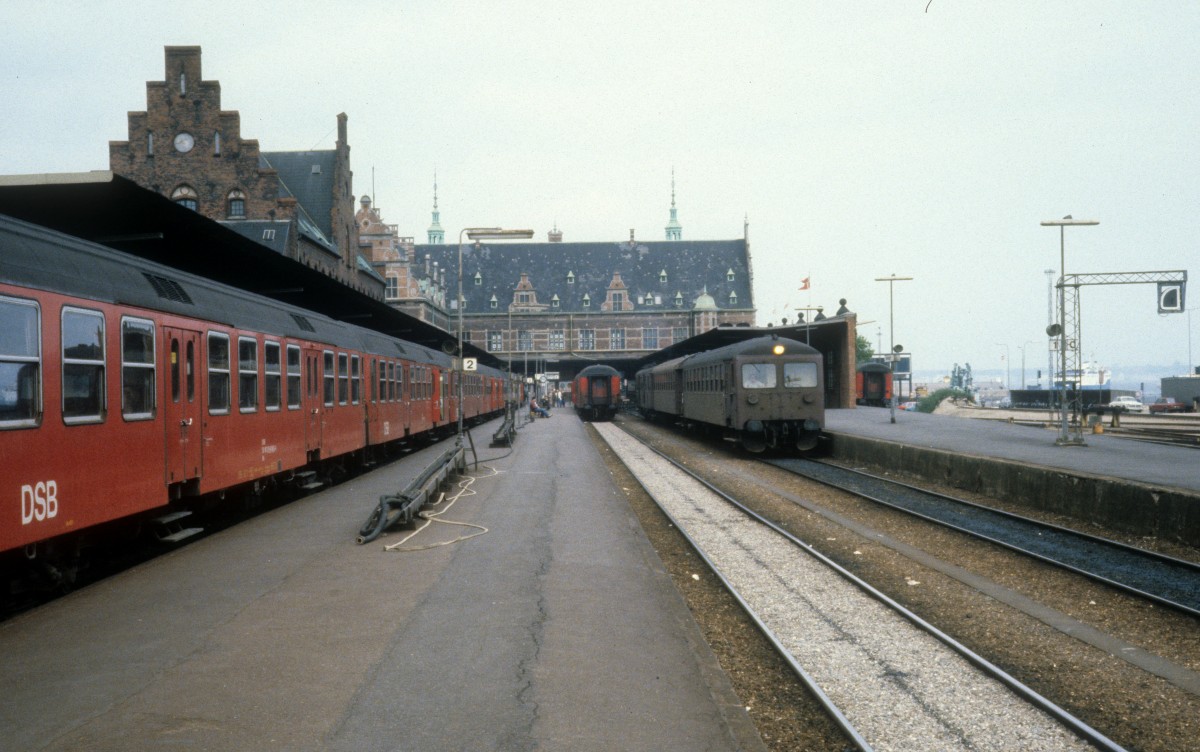 DSB-Bahnhof Helsingør am 5. Juni 1981. U.a. sieht man links einige Nahverkehrswagen des Typs Bn und rechts einen Triebzug, der gerade seine Fahrt nach Hillerød über Fredensborg angefangen hat.