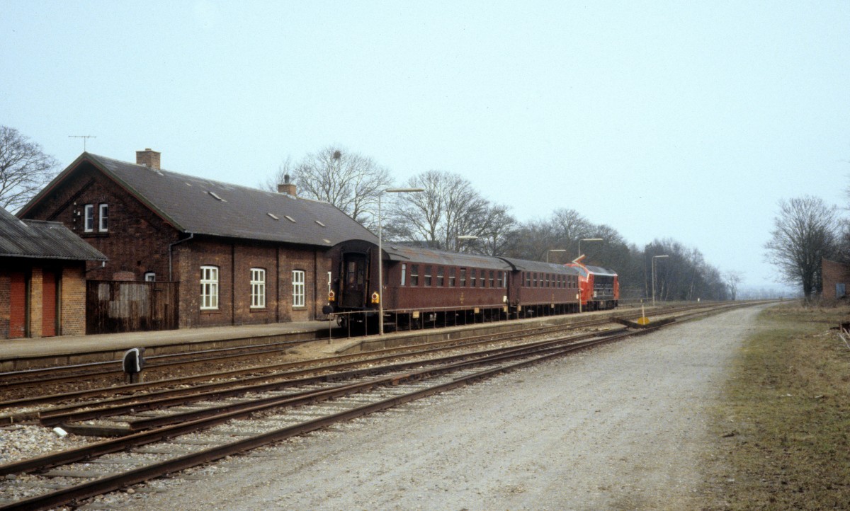 DSB-Kleinstadtbahnhöfe: Bahnhof Bording am 9. April 1979. - Am Bahnsteig sieht man einen Personenzug (Mx 1029 + zwei Personenwagen).