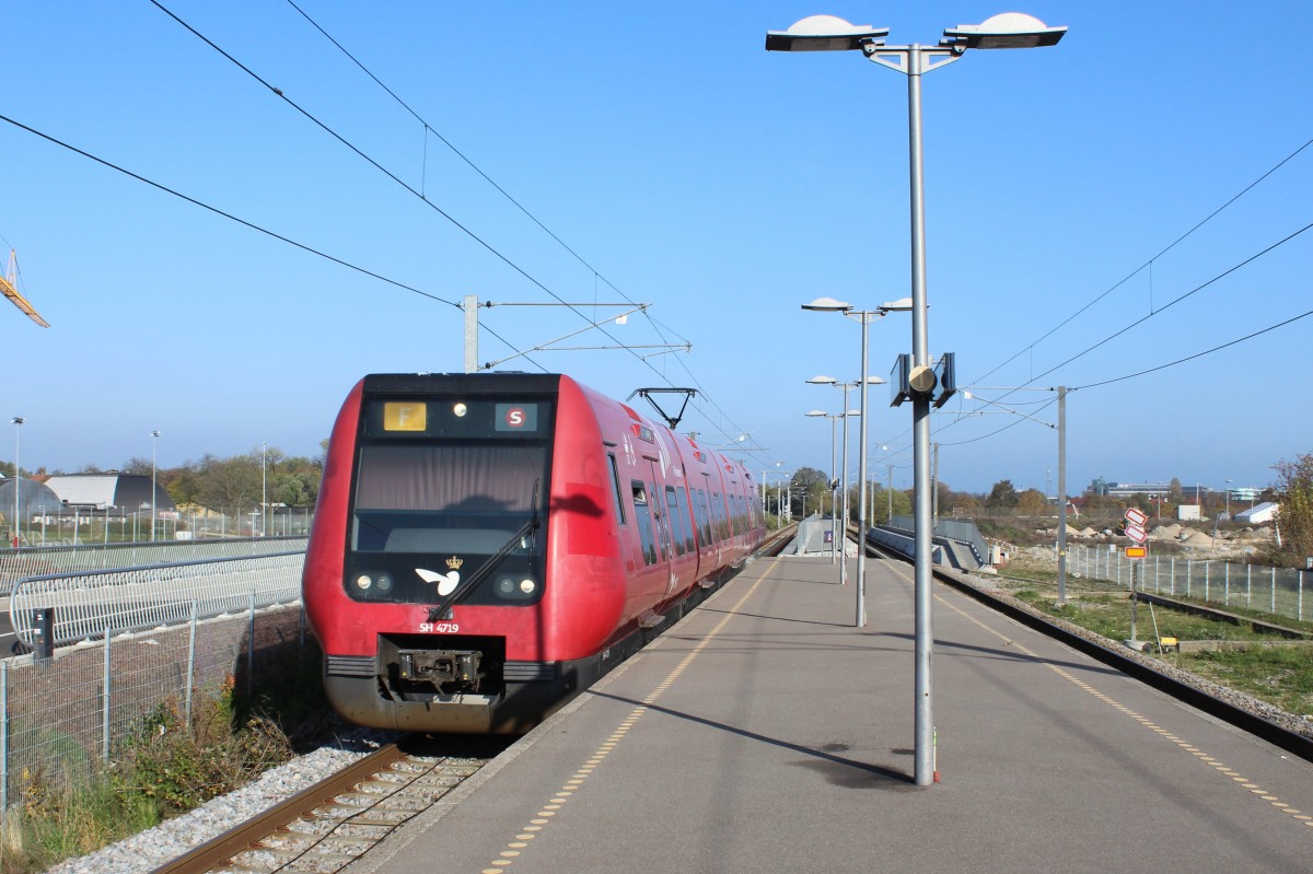 DSB S-Bahn Kopenhagen am 28. Oktober 2014: Kommend aus Hellerup erreicht eine Garnitur der Linie F den S-Bahnhof Ryparken.