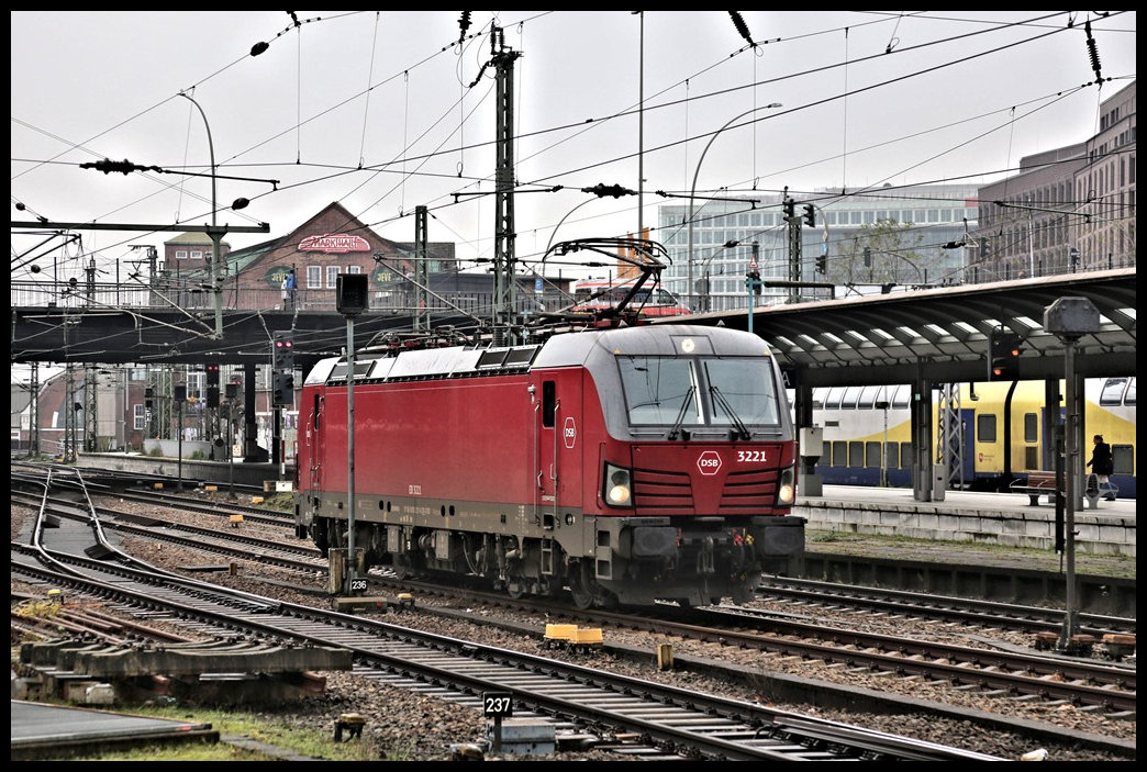 DSB Vectron 3221 rangierte am 27.11.2024 um 11.07 Uhr im östlichen Gleisvorfeld der HBF Hamburg.