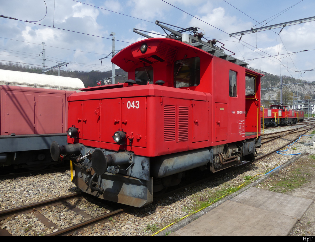 DSF - Rangierlok  225 043-9 abgestellt bei der OeBB im Bahnhofsareal in Balsthal am 15.04.2022