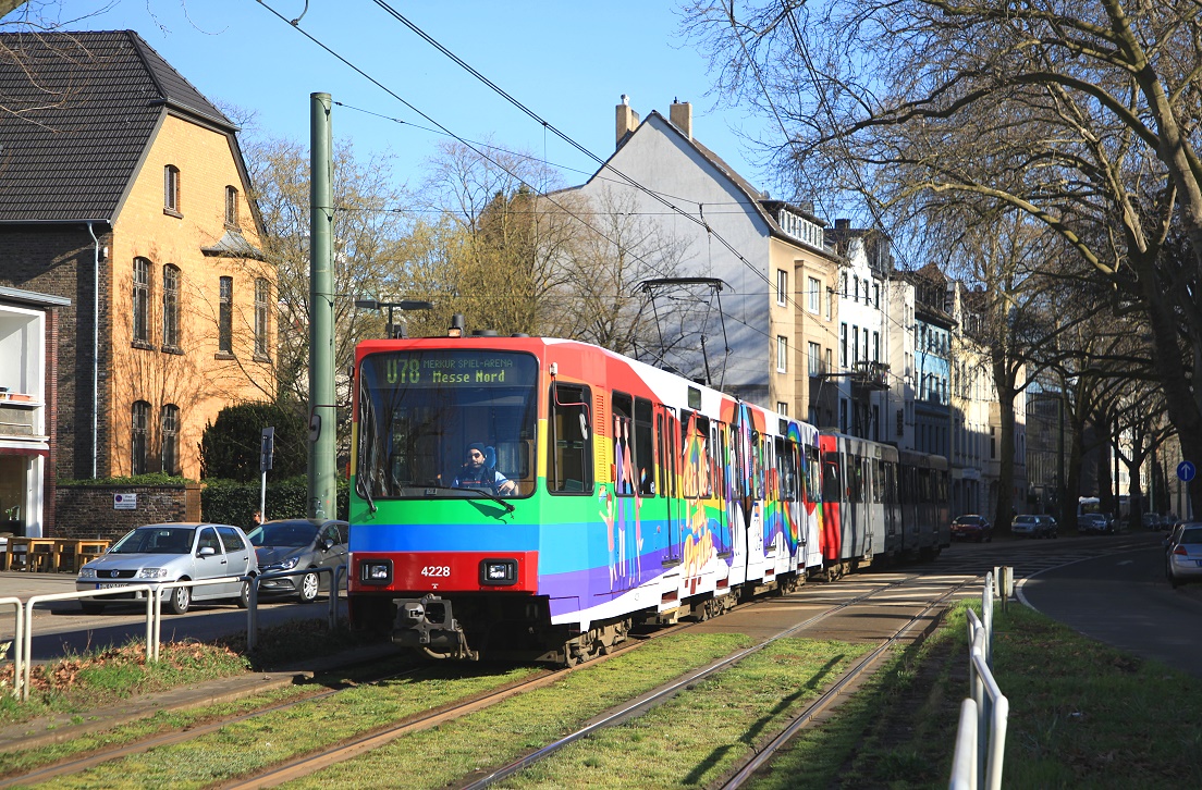 Düsseldorf 4228 + 4221, Kaiserswerther Straße, 29.03.2021.